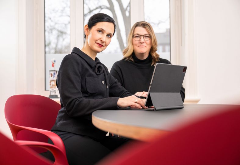 Dr. Melanie Ramm und Beate Pulch-Wede in ihrer Anwaltskanzlei